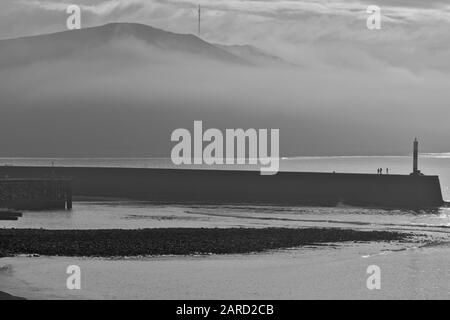 Aberystwyth UK: Schwarz-weiß, Alt Wen-Hügel, der durch die niedrigen Wolken zeigt Stockfoto