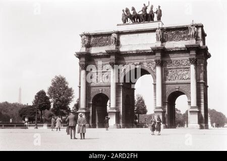 1920ER JAHRE ARC DE TRIOMPHE DU CARROUSEL IN DER NÄHE DES LOUVRE UND DES TUILERIES EIFFELTURMS IN DER FERNE PARIS FRANKREICH - R891 HAR001 HARS IN DER NÄHE VON TOURISTEN STÄDTE CORINTHIAN TUILERIES SCHWARZ-WEISS-STREITWAGEN HAR001 NAPOLEONISCHE KRIEGE ALTMODISCHE TRIUMPHZÜGE Stockfoto