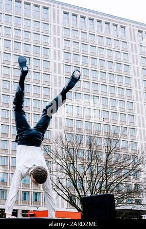 "Ein neuer erfolgreicher Tag" von Guillaume Bijl, Wuppertal/Deutschland Stockfoto