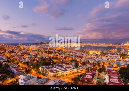 Hochwinkeliger Blick über Las Palmas de Gran Canaria Spanien in Der Abenddämmerung Stockfoto