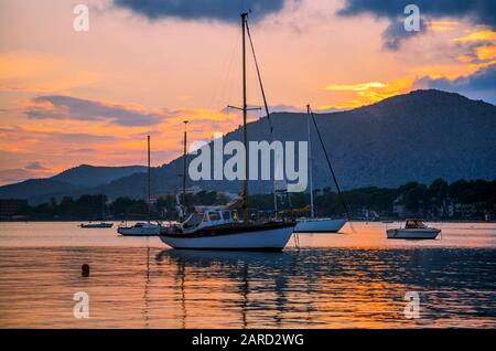 Atemberaubende Aussicht auf Luxus Yachten am Pier vor dem Sonnenuntergang. Yachten und Boote in der Marina verankert. Stockfoto