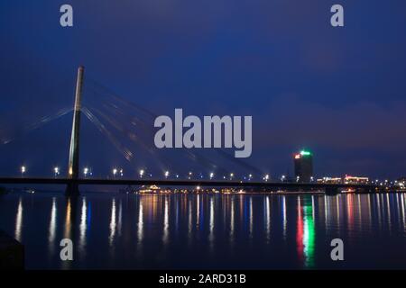 Blick auf die Brücke mit Kabelgebeteten in Riga, Lettland Stockfoto