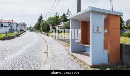 Vila Cha bei Esposende, Portugal - 9. Mai 2018: Blick auf eine Bushaltestelle im Stadtzentrum an einem Frühlingstag Stockfoto