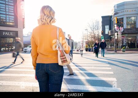 USA Maryland Bethesda Fußgängerin Sicherheit Frau Kreuzung in einem Querswalk mit Autoverkehr Stockfoto