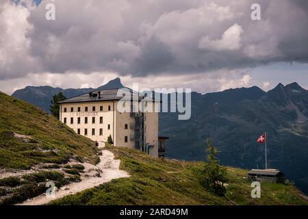 Saint-Luc, Wallis, Schweiz - 8. August 2018: Historisches Hotel Weisshorn, hoch über dem Alpendorf St-Luc im Val d'Anniviers auf 2.337 m Stockfoto