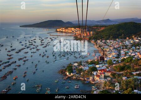 Luftbild einer Gruppe von Booten auf See in Vietnam, Phu Quoc Stockfoto