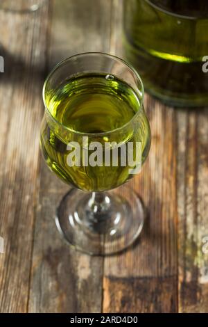 Organischer grüner Chartreuese-Likör in einem Glas Stockfoto