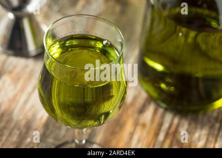 Organischer grüner Chartreuese-Likör in einem Glas Stockfoto