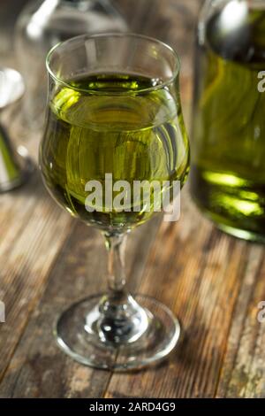 Organischer grüner Chartreuese-Likör in einem Glas Stockfoto