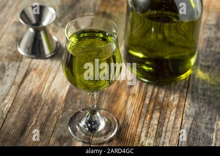 Organischer grüner Chartreuese-Likör in einem Glas Stockfoto