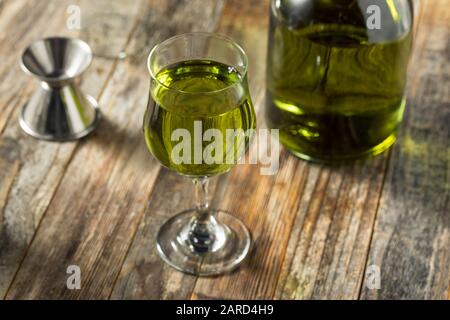 Organischer grüner Chartreuese-Likör in einem Glas Stockfoto