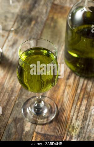 Organischer grüner Chartreuese-Likör in einem Glas Stockfoto