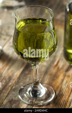 Organischer grüner Chartreuese-Likör in einem Glas Stockfoto