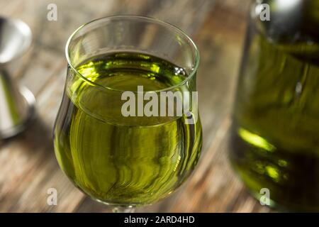 Organischer grüner Chartreuese-Likör in einem Glas Stockfoto