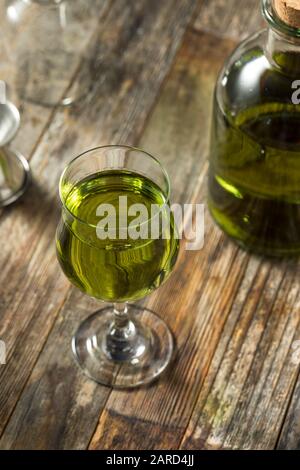 Organischer grüner Chartreuese-Likör in einem Glas Stockfoto