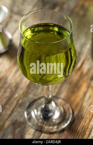 Organischer grüner Chartreuese-Likör in einem Glas Stockfoto