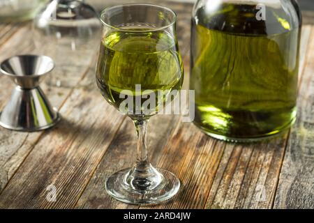 Organischer grüner Chartreuese-Likör in einem Glas Stockfoto