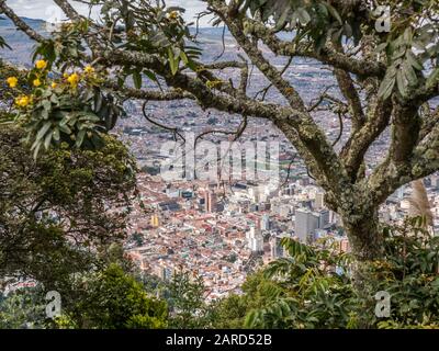 Bogota, Kolumbien - 12. September 2019: Ansicht für das moderne Zentrum von Bogota von der Oberseite des Palácio de Monserrate Berg, Bogotá, Kolumbien, Lateinamerika Stockfoto