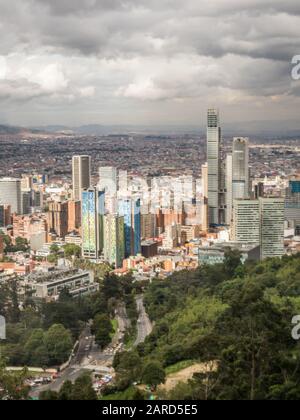 Bogota, Kolumbien - 12. September 2019: Ansicht für das moderne Zentrum von Bogota von der Oberseite des Palácio de Monserrate Berg, Bogotá, Kolumbien, Lateinamerika Stockfoto