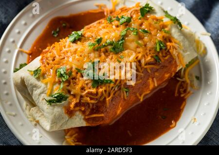 Hausgemachter Würziger, Rauchender Beef Burrito mit Bohnen und Cilantro Stockfoto