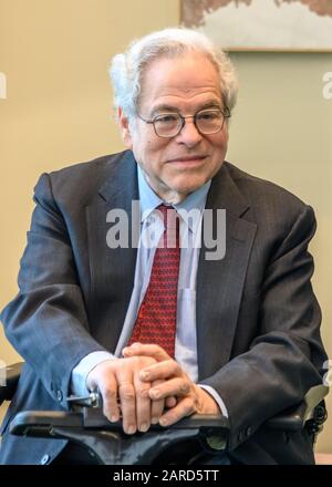 New York, USA. Januar 2020. Der Geiger und Dirigent Itzhak Perlman kommt auf seinen Rollstuhl, um bei einer Zeremonie der Vereinten Nationen, die den Internationalen Tag des Gedenkens an Die Opfer des Holocaust, am 75. Jahrestag der Befreiung von Auschwitz, Credit: Enrique Shore/Alamy Live News, ausführte, aufzutreten Stockfoto