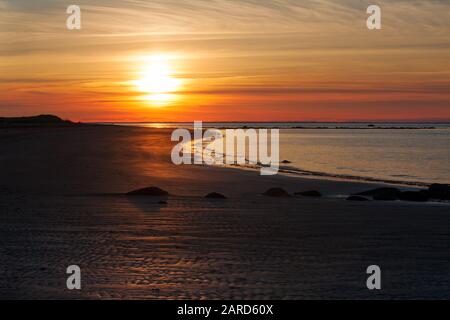 Rotbrauner Sonnenuntergang am S-förmigen Strand Stockfoto