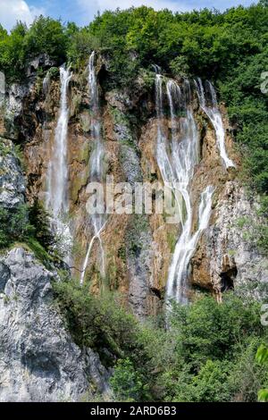 Veliki Slap, der höchste Wasserfall im Nationalpark Plitvicer Seen in Kroatien Stockfoto