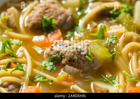 Hausgemachte Sopa a La Minuta Meatballsuppe mit Kartoffeln und Nudeln Stockfoto