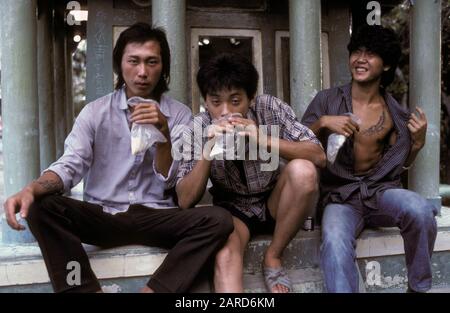 JUNGE MÄNNER IN SINGAPUR KLEBER SCHNÜFFELN. AUCH BEKANNT ALS BAGGING, GLADING, DUSTING ODER HUFFING. Stockfoto