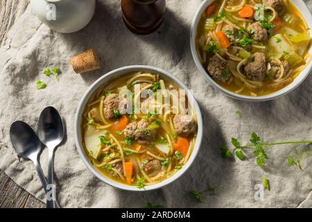 Hausgemachte Sopa a La Minuta Meatballsuppe mit Kartoffeln und Nudeln Stockfoto