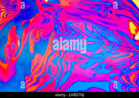 Neonfarbener psychedelisch fluoreszierender gestreifter Zebrastreifen strukturierter Hintergrund Stockfoto