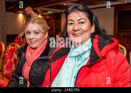 Bantry, West Cork, Irland. Januar 2020. Heute Abend fand ein Treffen im Maritime Hotel, Bantry, statt, um gegen die mögliche Herabstufung des Bantry Hospital zu protestieren. Laut waren 500 Personen anwesend, darunter TD's und Ratsherren. Bantry Einheimische sind in der Arme, was die mögliche Herabstufung zu einem Krankenhaus Der Stufe 2 betrifft. Bei dem Treffen waren Sandra Sheehan und Mary Barry, beide aus Castletownbere. Kredit: Andy Gibson/Alamy Live News Stockfoto