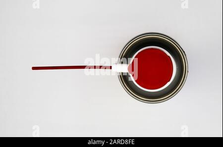 Draufsicht Nahaufnahme der Sprühdose mit rotem Ventildeckel und langer Düse, weißer leerer Hintergrund Stockfoto