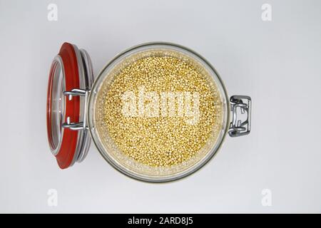Draufsicht über das Öffnen von isoliertem Glas mit rotem Gummiring und Quinoa-Samen, weißer leerer Hintergrund Stockfoto