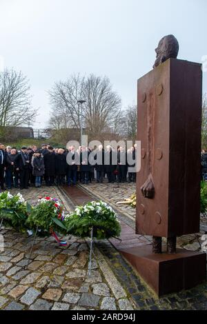 Magdeburg, Deutschland. Januar 2020. Teilnehmer einer Kranzniederlegung am Magda-Denkmal für die Opfer des Nationalsozialismus. Am Holocaust-Gedenktag werden weltweit an die Opfer des Nationalsozialismus erinnert. Am 27. Januar 1945 befreiten die sowjetischen Soldaten die Überlebenden des Vernichtungslagers Auschwitz. Das Lager ist ein Symbol für den Nazi-Völkermord an Millionen von Menschen. Seit 1996 wird auf Anregung des damaligen Bundespräsidenten Herzog an diesem Tag in Deutschland an die Opfer gedacht. Kredit: Klaus-Dietmar Gabbert / dpa-Zentralbild / ZB / dpa / Alamy Live News Stockfoto