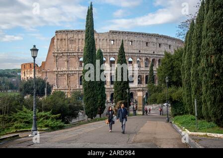 Blick auf das Kolosseum von der Via della Domus Aurea im Parco del Colle Oppio, Rom, Italien. Stockfoto