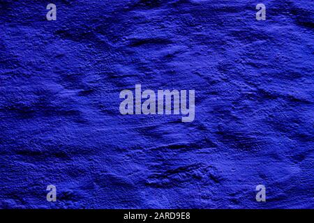 Blau gefärbter abstrakter Wandhintergrund mit Texturen verschiedener Blautöne Stockfoto