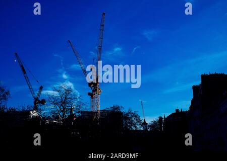 Kräne am Horizont in Lincoln's Inn Fields, London Stockfoto