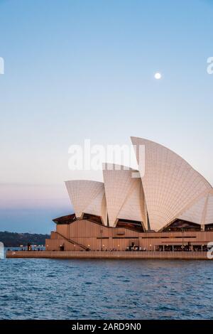 Sydney, Australien - 23. 10 2018: Mond steigt hinter dem Opernhaus Stockfoto