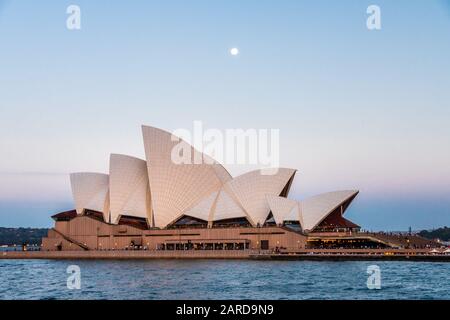 Sydney, Australien - 23. 10 2018: Mond steigt hinter dem Opernhaus Stockfoto