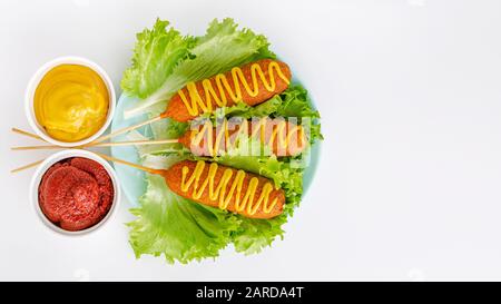 Amerikanische Fast-Food-Küche. Maishunde auf weißem Hintergrund. Kopierbereich, Draufsicht Stockfoto