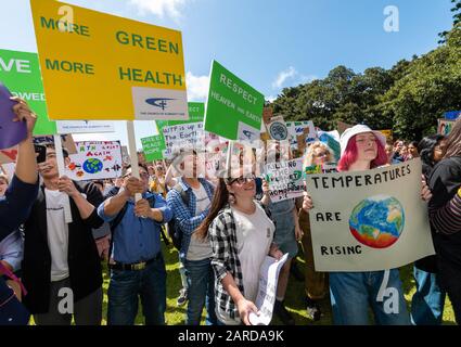 Sydney, Australien - 20. September 2019 - Schätzungsweise 80 000 australische Studenten marschieren in einer riesigen Protestkundgebung zum Klimawandel durch das CBD von Sydney. Stockfoto