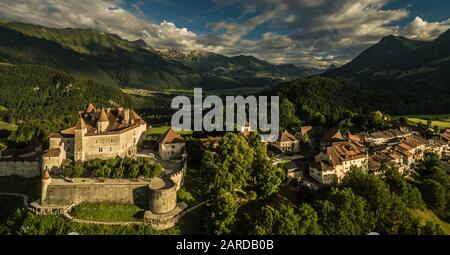 Das mittelalterliche Dorf Gruyeres, Schweiz Stockfoto