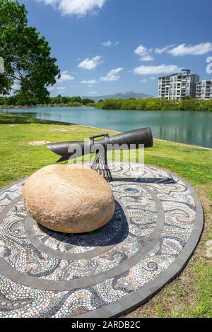 Skulptur zum Gedenken an Eddie Koiko Mabo und den Mabo Decision. Central Park am Ufer des Ross River, Townsville Queensland, Stockfoto