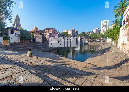 Mumbai, Indien - 14. Dezember 2017: Banganga Tank, am Ende des Nachmittags mit einem nicht erkennbaren Mann, der den Tank betrachtet. Stockfoto