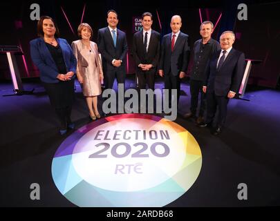 (Von links nach rechts), die Vorsitzende der Sinn Fein Mary Lou McDonald, der gemeinsame Vorsitzende der Sozialdemokraten Roisin Shortall, Der Führer Der Fine Gael, Taoiseach Leo Varadkar, der Parteivorsitzende der Grünen Eamon Ryan, Fianna Fail Leader Micheal Martin, Solidarity People Before Profit Politiker Richard Boyd Barrett und der irischen Labour-Partei Brendan Howlin, Während sie auf die Bühne für die sieben Wege gehen, wie RTE-Führer auf dem Campus der National University of Ireland Galway (NUIG) in Galway, Irland, diskutieren. Stockfoto