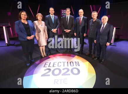 (Von links nach rechts), die Vorsitzende der Sinn Fein Mary Lou McDonald, der gemeinsame Vorsitzende der Sozialdemokraten Roisin Shortall, Der Führer Der Fine Gael, Taoiseach Leo Varadkar, der Parteivorsitzende der Grünen Eamon Ryan, Fianna Fail Leader Micheal Martin, Solidarity People Before Profit Politiker Richard Boyd Barrett und der irischen Labour-Partei Brendan Howlin, Während sie auf die Bühne für die sieben Wege gehen, wie RTE-Führer auf dem Campus der National University of Ireland Galway (NUIG) in Galway, Irland, diskutieren. Stockfoto