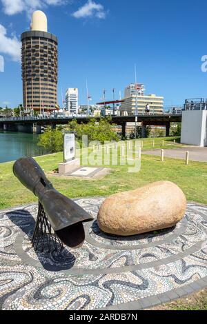 Skulptur zum Gedenken an Eddie Koiko Mabo und den Mabo Decision. Central Park am Ufer des Ross River, Townsville Queensland, Stockfoto