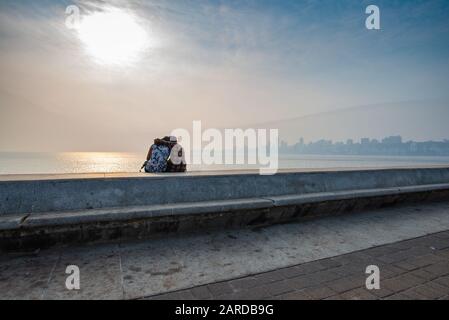 Unerkennbare Liebhaber am Marine Drive, am Ende des Nachmittags, Mumbai, Indien Stockfoto