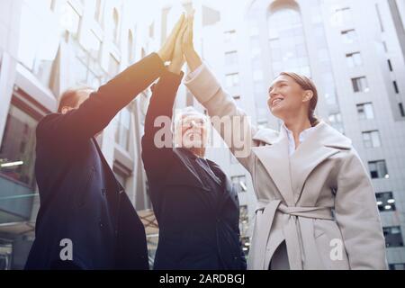 Geschäftsleute, die ihre Hände zusammen. Konzept der Teamarbeit und Partnerschaft Stockfoto